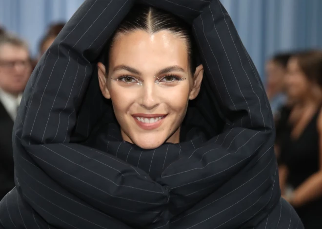 Aktiera Leonardo Dikaprio draudzene modele Vitorija Čereti “Met Gala 2025” pasākumā.