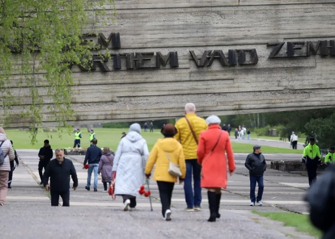 pie Salaspils nometnes memoriālā cilvēki tuprina nolikt ziedus.