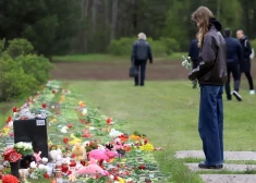 FOTO: policijas uzraudzībā cilvēki turpina nolikt ziedus pie Salaspils memoriāla