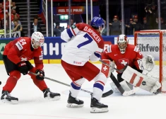 Čehija piektdien Herningā pasaules hokeja čempionātā iepriekšējā gada fināla atkārtojumā pagarinājumā uzvarēja Šveici, bet Stokholmā Somija pieveica Austriju.