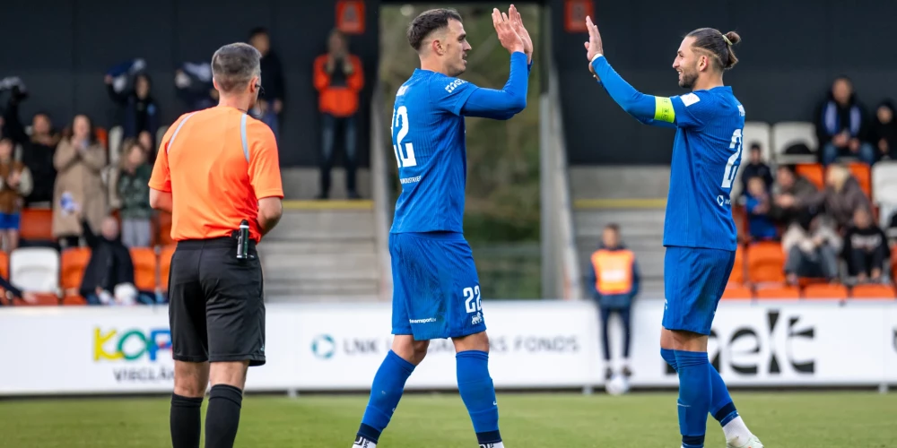 Darko Lemajičs (pa kreisi) saņem apsveikumu no komandas biedra Herdi Prengas.