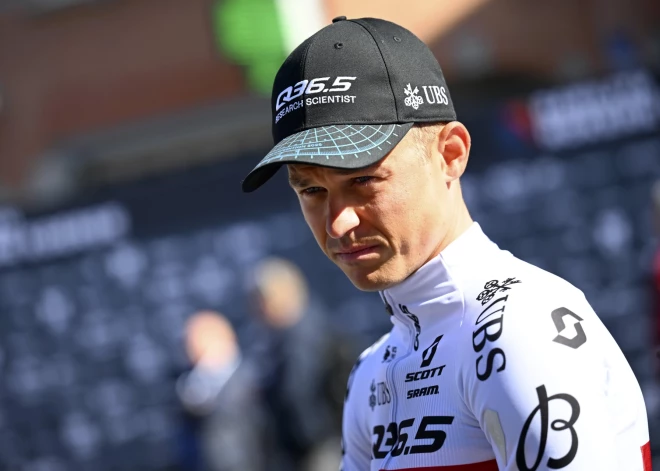 Emīls Liepiņš savā debijā "Giro d'Italia" pirmo posmu noslēdz 166. vietā