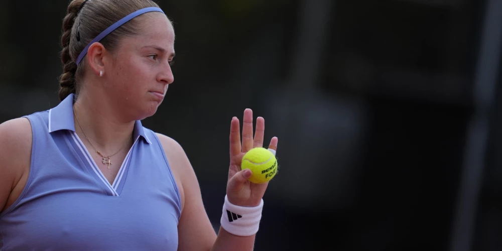 Latvijas tenisiste Aļona Ostapenko pārī ar taivānieti Suveju Sji piektdien svinēja uzvaru Romas "WTA 1000" sērijas turnīra dubultspēļu sacensību pirmajā cīņā.