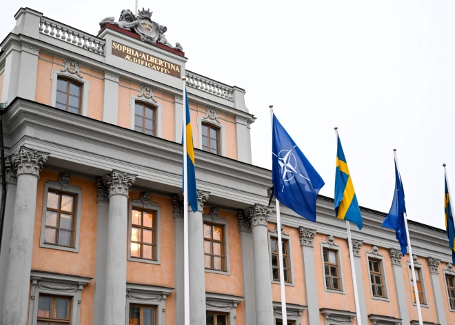 Zviedrijas jaunieceltais nacionālās drošības padomnieks atkāpjas no amata "Grindr" foto skandāla dēļ