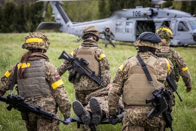 Mācību scenārijā ietilpa arī ievainota personāla evakuācija no kaujas lauka.