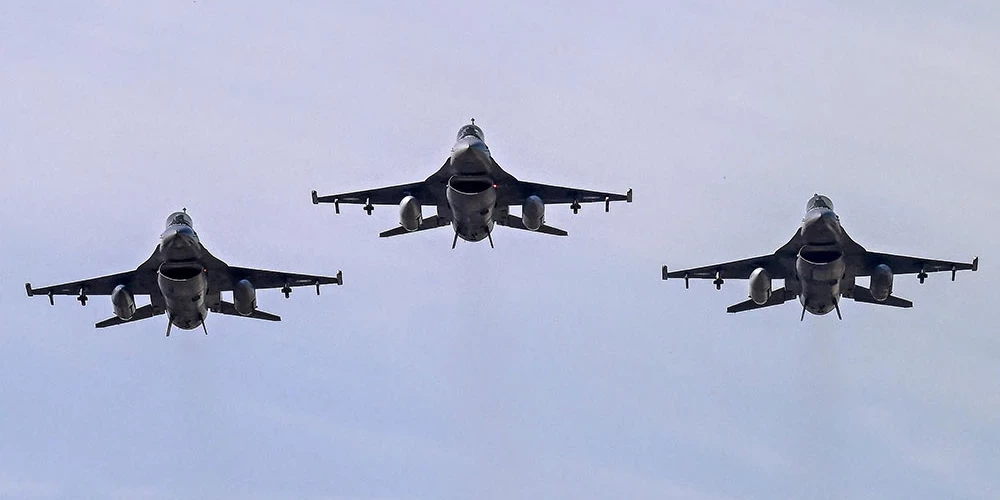 Pakistānas armijas iznīcinātāji  F-16 .