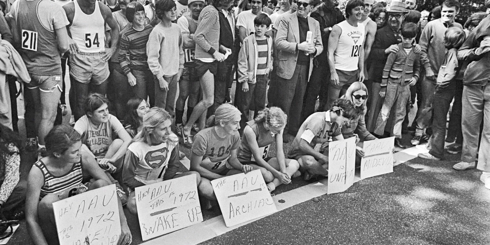 Šī protesta aizsācēja bija Nina Kuščika – pirmā sieviete, kas oficiāli uzvarēja Bostonas maratonā.