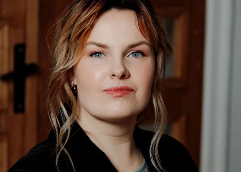 Dziedātāja Nora Kalniņa.