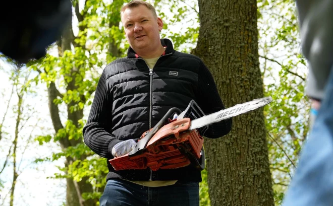 Edvards Smiltēns ņēma rokās motorzāģi.