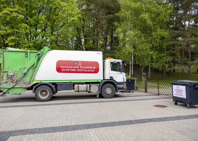 9. maija svinētājiem Viļņā uzstādīta atkritumu tvertne "padomju nostaļģijai"; Krievija iesaka Viļņas mēram baidīties par savu dzīvību