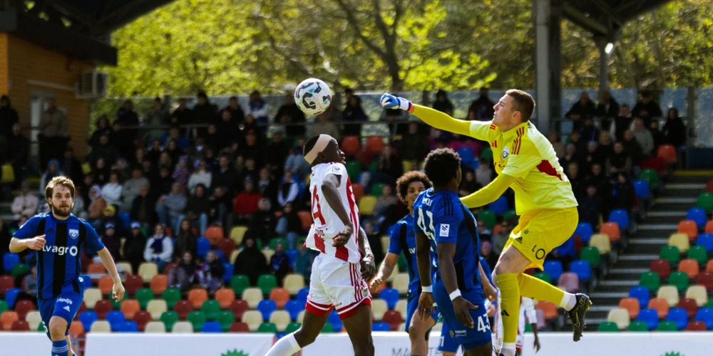 "Grobiņas" futbolisti mērojas spēkiem ar "Liepāju" (foto: Mārtiņš Vējš)