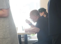 FOTO: vīri ar tērauda iekšām bauda asās maltītes bistro "Stock Pot" aso ēdienu ēšanas izaicinājumā