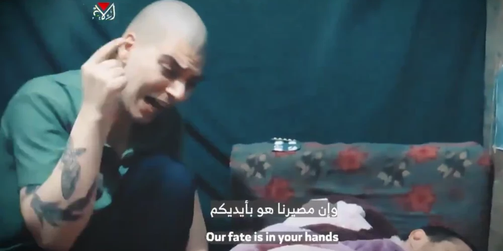 Palestīniešu teroristu ķīlnieki (ekrānuzņēmums no video)