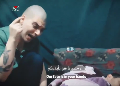 Palestīniešu teroristu ķīlnieki (ekrānuzņēmums no video)