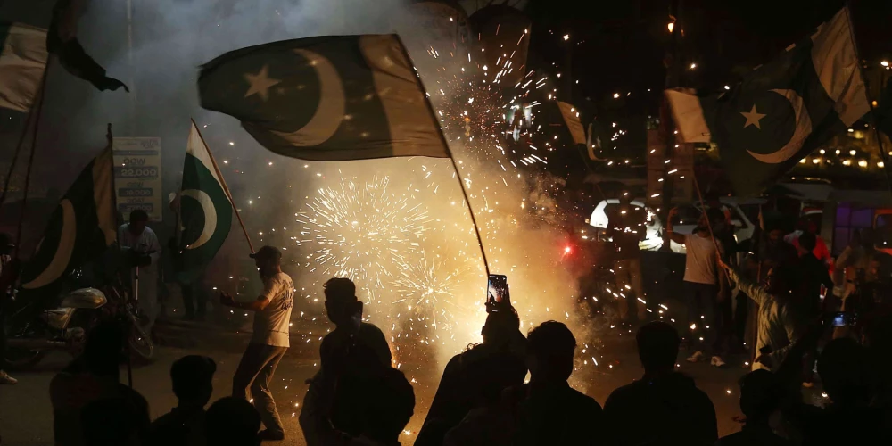 Pakistānas iedzīvotāji svin pamiera noslēgšanu starp Pakistānu un Indiju.