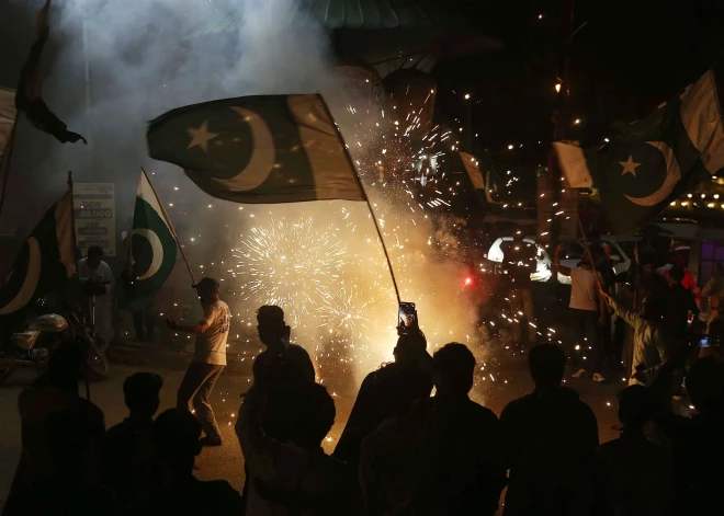 Indija un Pakistāna apmainās pārmetumiem par pamiera neievērošanu