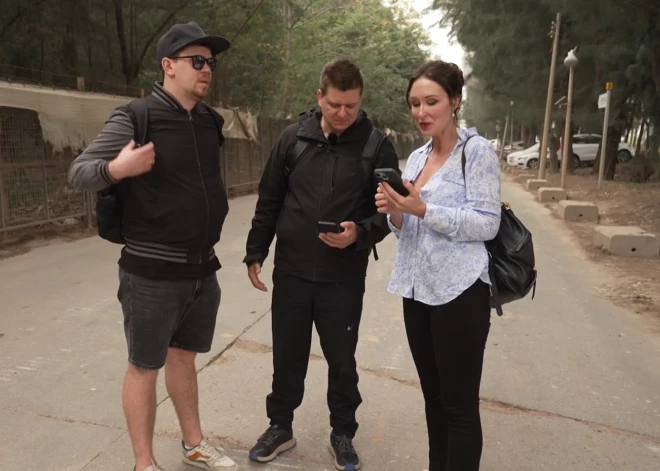 Pašmāju slavenības Ķīnā nonāk ļoti šaubīgā rajonā; mājas logā karājas beigta vista