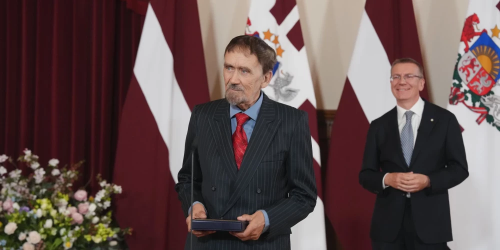 Viktors Kalniņš saņem valsts augstāko atzinību - Triju Zvaigžņu ordeni.