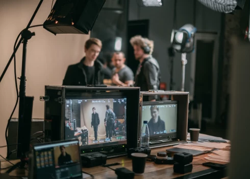 Ekonomikas ministrija (EM) rosina piešķirt 5,6 miljonus eiro, lai nodrošinātu valsts budžeta līdzfinansējumu dižpasākumu organizēšanai un ārvalstu filmu uzņemšanai Latvijā, liecina saskaņošanai nodotais rīkojuma projekts.