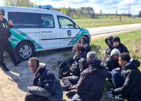 Погоня за мигрантами в Кекаве: задержаны восемь человек и водитель.