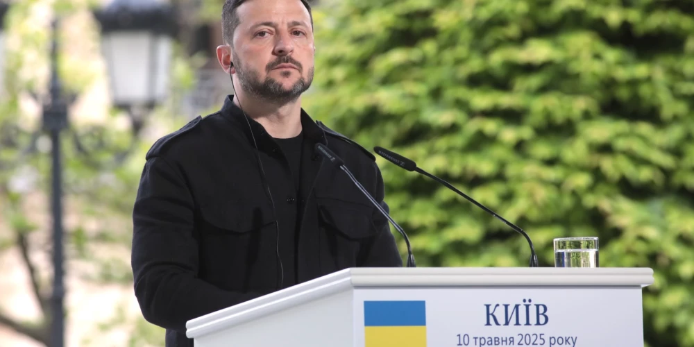 Ukrainas prezidents Volodimirs Zelenskis atzinīgi novērtējis Krievijas diktatora Vladimira Putina ierosinājumu sākt tiešas sarunas, bet uzsvēra, ka pamieram ir jāstājas spēkā jau pirmdien.