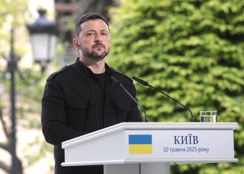 Ukrainas prezidents Volodimirs Zelenskis atzinīgi novērtējis Krievijas diktatora Vladimira Putina ierosinājumu sākt tiešas sarunas, bet uzsvēra, ka pamieram ir jāstājas spēkā jau pirmdien.