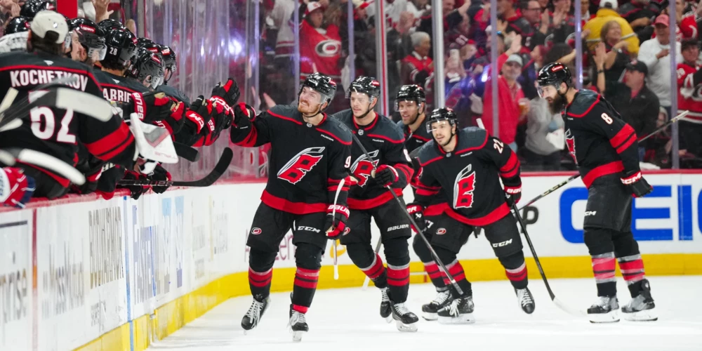 Karolīnas "Hurricanes" sestdien savā laukumā Stenlija kausa otrās kārtas spēlē uzvarēja Vašingtonas "Capitals", sērijā izvirzoties vadībā ar 2-1, bet Edmontonā pirmo panākumu trīs sērijas spēlēs izcīnīja Vegasas "Golden Knights".
