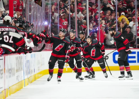 Karolīnas "Hurricanes" sestdien savā laukumā Stenlija kausa otrās kārtas spēlē uzvarēja Vašingtonas "Capitals", sērijā izvirzoties vadībā ar 2-1, bet Edmontonā pirmo panākumu trīs sērijas spēlēs izcīnīja Vegasas "Golden Knights".