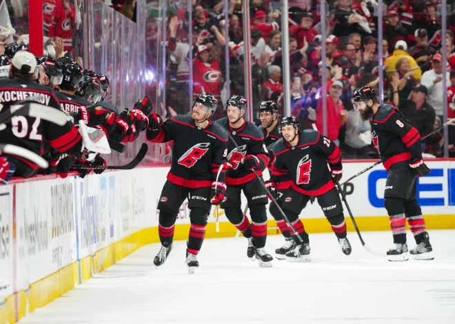 "Hurricanes" uzvar "Capitals" un izvirzās vadībā Stenlija kausa sērijā