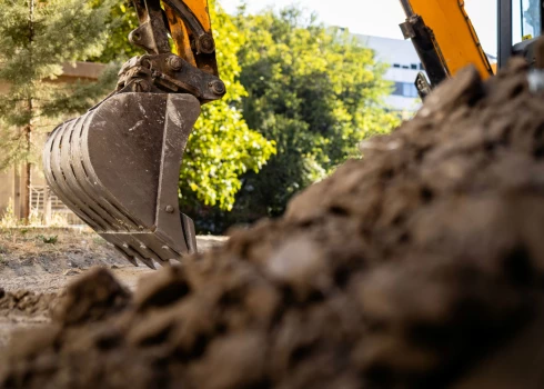 Pēc teju gada pārtraukuma būvniecības nozarē atkal vērojama izaugsme, ko veicinājusi intensīvāka infrastruktūras objektu būvniecība un labvēlīgi ziemas laikapstākļi.