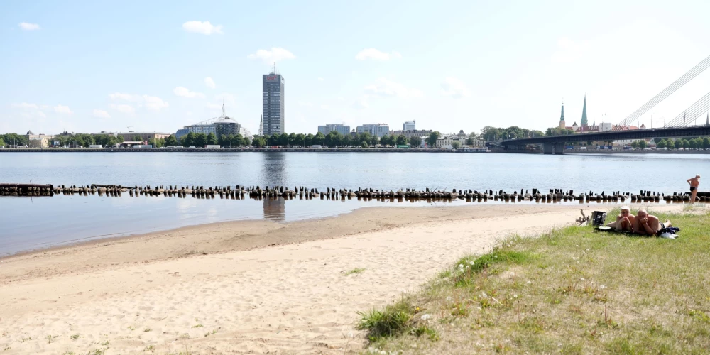Visās Rīgas astoņās oficiālajās peldvietās ir laba ūdens kvalitāte un pēdējās analīzes liecina, ka peldēties drīkst arī gandrīz visās citās iedzīvotāju iecienītajās atpūtas vietās pie ūdenstilpēm, informē Rīgas pašvaldības Mājokļu un vides departaments.