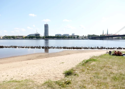 Visās Rīgas astoņās oficiālajās peldvietās ir laba ūdens kvalitāte un pēdējās analīzes liecina, ka peldēties drīkst arī gandrīz visās citās iedzīvotāju iecienītajās atpūtas vietās pie ūdenstilpēm, informē Rīgas pašvaldības Mājokļu un vides departaments.