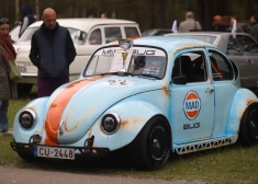 FOTO: Mežaparkā sezonu atklāj retro spēkratu salidojums "Coffeetime 2025"