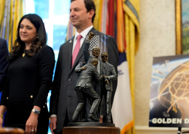 FOTO: Ovālajā kabinetā novietota statuete, kas attēlo neveiksmīgo atentātu pret Donaldu Trampu