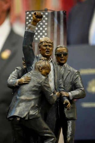 Statujā iemūžināts atentāts pret Trampu.