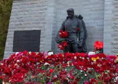 В Таллине в который раз был осквернен памятник Бронзовому солдату, к которому 9 мая возлагали цветы