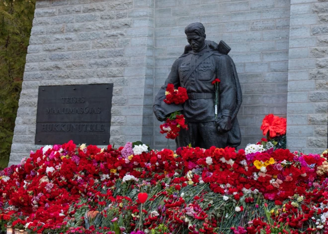 В Таллине в который раз был осквернен памятник Бронзовому солдату, к которому 9 мая возлагали цветы