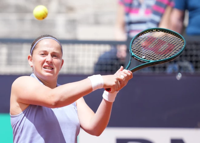 Ostapenko/Sji piedzīvo zaudējumu Romas "WTA 1000" dubultspēļu sacensību otrajā cīņā