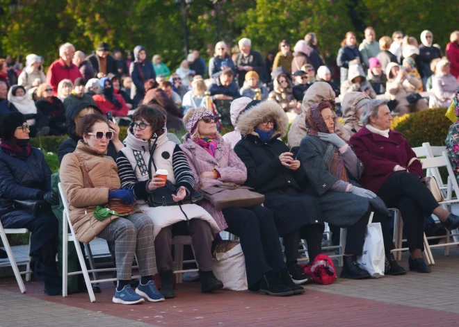 Pie operas izskan Bostonas simfoniskais orķestris diriģenta Nelsona vadībā.