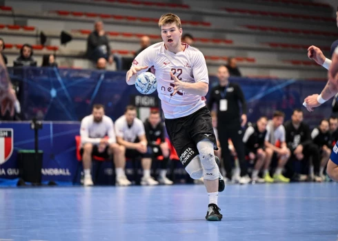 Latvijas handbola izlase, kas ir pārliecinoši jaunākā visā Eiropā, kvalifikāciju noslēgusi bez uzvarām.
