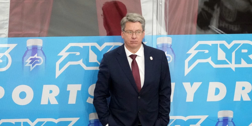 Latvijas hokeja izlases galvenais treneris Harijs Vītoliņš neizskatās apmierināts ar laukumā redzēto.