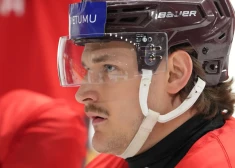 Latvijas hokeja izlases uzbrucējs Eduards Tralmaks.
