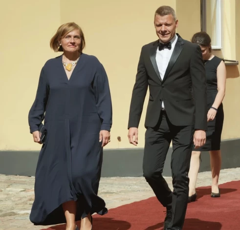 Latvijas Ārstu biedrības prezidente un ģimenes ārste Ilze Aizsilniece ar vīru Latvijas Restorānu biedrības prezidentu Jāni Jenzi svinīgajā pieņemšanā Rīgas pilī par godu Valsts prezidenta Edgara Rinkēviča inaugurācijai.