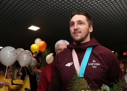 Oskars Melbārdis ar bronzas medaļu pēc 2018. gada olimpiskajām spēlēm.