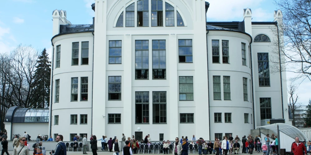 14. maijā Ģimenes dienu ieskandinās koncertuzvedums “Vilkam tāda dvēselīt’”. Kultūras pilī “Ziemeļblāzma” koncertēs bērnu vokālā grupa “Knīpas un Knauķi”.