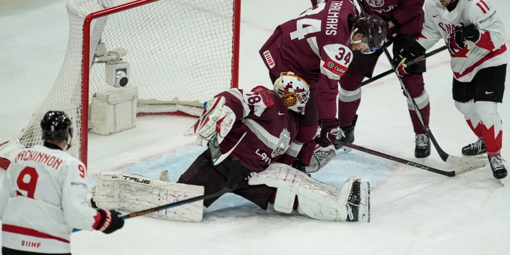 Gustavs Dāvis Grigals (priekšplānā) darbībā mačā pret Kanādu.