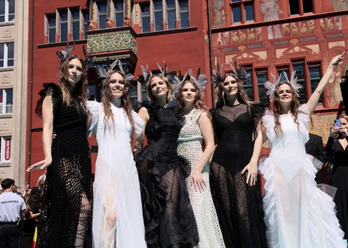 "Tautumeitas" uz "Eirovīzijas" atklāšanas pasākumā.