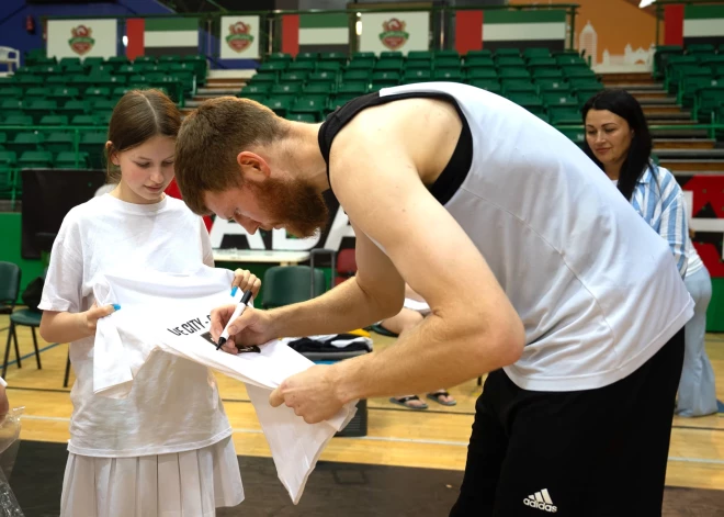 Latvijas bērnunama bernu Dubaijā tiekas ar Latvijas basketbola zvaigzni Dāvi Bertānu.