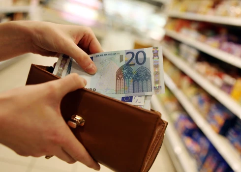 Инфляция в Латвии ускорилась: что подешевело, а что продолжает расти в цене.