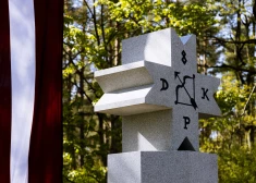 FOTO: Pārdaugavā svinīgi atklāts piemineklis Neatkarības kara dalībniekiem